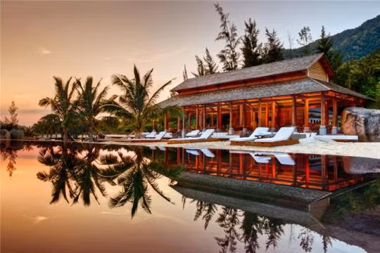 Trong khi đó, An Lâm Ninh Vân Bay ở Nha Trang được website nổi tiếng về việc chia sẻ thông tin các điểm đến du lịch là TripAdvisor bình chọn là khu nghỉ dưỡng tốt nhất Việt Nam và trao tặng "Chứng chỉ xuất sắc năm 2013".