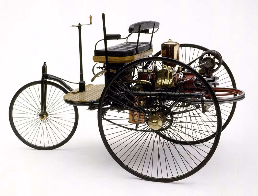 Benz Patent-Motorwagen 1886: Chiếc xe này là một chứng nhân lịch sử của ngành công nghiệp ô tô. Chính vì thế, nó không thể thiếu trong danh sách này. Xe có động cơ xi-lanh đơn 4 thì với sức mạnh chỉ 9 mã lực tại vòng tua 400 vòng/phút. Các trang bị và hệ dẫn động cũng rất đơn giản.