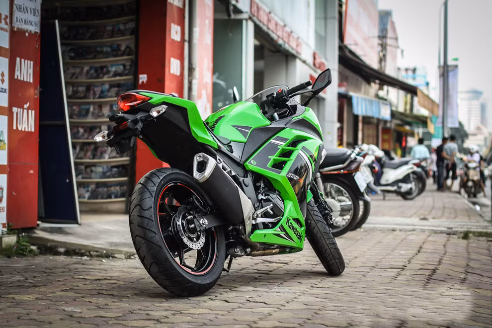Kawasaki Ninja 300 2014 sở hữu kích thước dài x rộng x cao tương ứng là 2.015 x 715 x 1.110 mm, cùng chiều dài cơ sở 1.405 mm.
