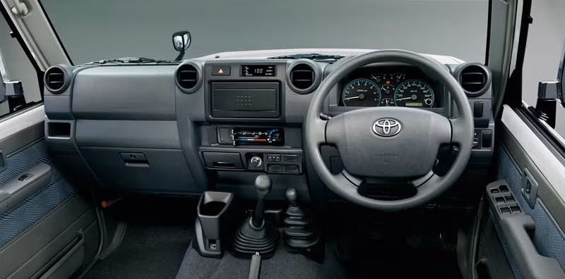 Mẫu xe được trang bị động cơ xăng 4 lít V6 VVT-i công suất cực đại 228 mã lực, mô-men xoắn cực đại 360 Nm...