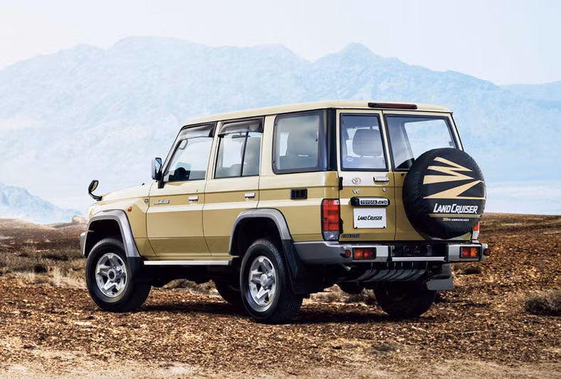Ra mắt lần đầu tiên tại Nhật Bản vào năm 1984, mẫu xe địa hình Land Cruiser 70 có thiết kế khung sườn dạng thang chắc chắn, đáp ứng khả năng offroad mạnh mẽ và bền bỉ.