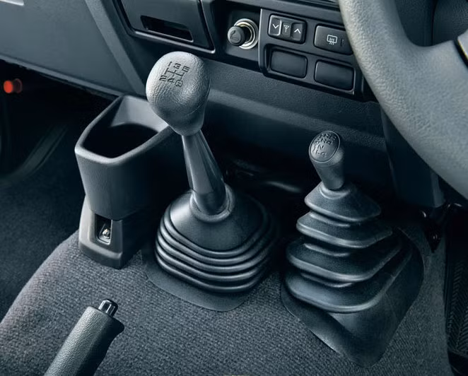 ... kết hợp với hộp số sàn 5 cấp, dẫn động 4 bánh bán thời gian.