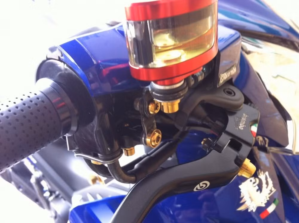 Cùm thắng Brembo RCS và ốc titan khá nổi.