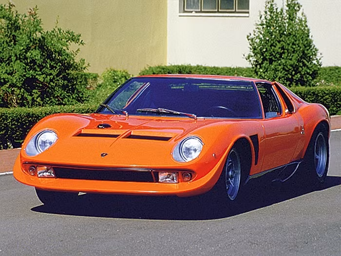 Giám đốc lái xe thử nghiệm của Lamborghini, Bob Wallace, độ một số chi tiết trên chiếc Lambo của ông trong thời gian rảnh rỗi. Các chi tiết về sau được hãng thừa nhận là hợp lý hơn phiên bản gốc.