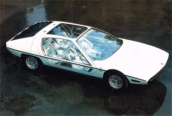 Mẫu Lambo Marzal đình đám thời kỳ những năm 70 với nét đặc trưng kính cửa trong suốt, mở lên kiểu cánh chim và một nội thất bọc da màu bạc.