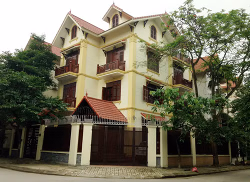 Sở hữu những ngôi biệt thự sang trọng này chính là những doanh nhân thành đạt, các đại gia, các lãnh đạo cơ quan lớn và con ông cháu cha các tỉnh.