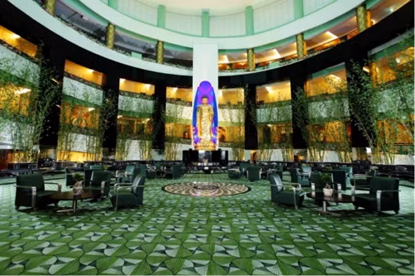 Vườn Tưởng Niệm Niết Bàn, Singapore: Được xây dựng năm 2001, Vườn Tưởng Niệm Niết Bàn là nhà hỏa tang sang trọng nhắm tới cộng đồng Phật Giáo giàu có trong thành phố. Với sảnh cầu nguyện khổng lồ, phòng riêng, tượng vàng nhấp nháy, đèn laser tự động, và âm thanh sống động trung thực, Niết Bàn thật sự hớp hồn bạn. Giá cho dịch vụ mai táng tại nhà hỏa táng dao động từ 6.994 USD đến 517.800 USD.