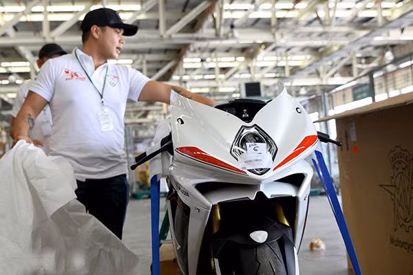 Xe có 3 chế độ lái Normal, Sport và Rain, được trang bị các công nghệ tiên tiến như Ride-By-Wire (tay ga điện tử), Electronic EAS (Electronically Assisted Shift), bộ cảm biến góc nghiêng xe, 8 mức Traction Control, phuộc sau Ohlins, thắng Brembo...