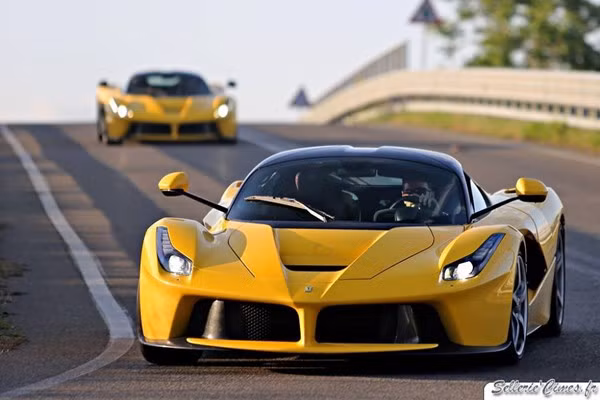 Thời điểm này thì việc sở hữu LaFerrari như là một món trang sức đem ra khoe nhau của giới nhà giàu và người nổi tiếng như Jay Kay, Cristiano Ronaldo, Samuel Eto'o, Jay Leno hay doanh nhân khét tiếng người Anh Jon Hunt.