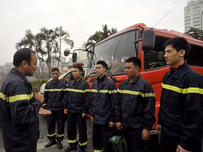 Ngoài công việc thường ngày, nhiệm vụ của các chiến sĩ trong đêm giao thừa là đảm bảo an toàn trong công tác phòng chống cháy nổ, ứng phó kịp thời với các tình huống xảy ra, tạo không gian vui chơi cho người dân Thủ đô trong dịp Tết.