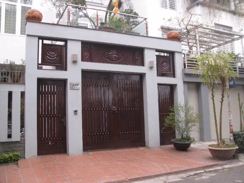 Chiếc cổng thể hiện mong mỏi cầu tài lộc của chủ nhà.