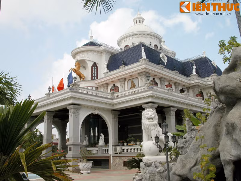 Lâu đài Linh Nga (Hải Phòng) với ngựa dát vàng.