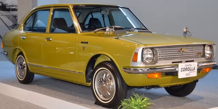 Thế hệ 2 của Corolla trình làng tháng 5/1970 với nhiều đường nét mới mẻ trong thiết kế, chiếc xe có vẻ rộng rãi hơn và trang bị 2 loại động cơ là 1.4l và 1.6 OHV.