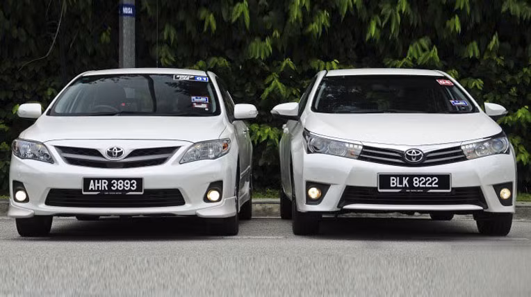 Altis 2014 sở hữu kích thước tổng thể dài x rộng x cao tương ứng 4.639 x 1.776 x 1.460 (mm) chiều dài trục cơ sở là 2.700mm. So với thế hệ cũ, xe được mở rộng về chiều dài, chiều rộng cùng chiều dài sơ sở trong khi chiều cao của xe hạ thấp xuống mang đến dáng vẻ đầm chắc hơn cho xe.
