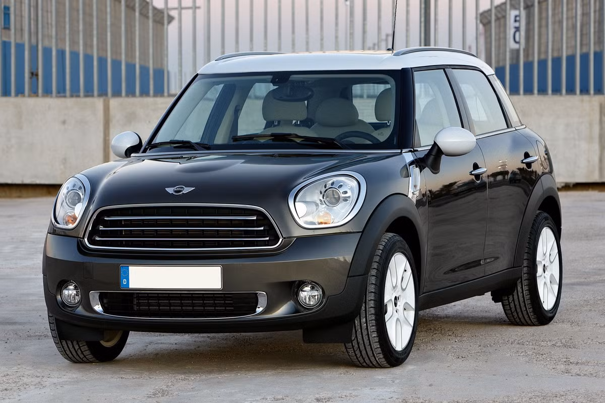 Các dòng xe của hãng như: Mini Cooper, Mini Countryman, Mini Clubvan, Mini Paceman, Mini John Cooper... Mỗi dòng xe lại có khá nhiều phiên bản có tên tương tự nhau. Ảnh: Mini Countryman giá bán 1,499 tỷ đồng tại Việt Nam. Mini Contryman là phiên bản 5 cửa có kích thước lớn nhất trong gian đình Mini.