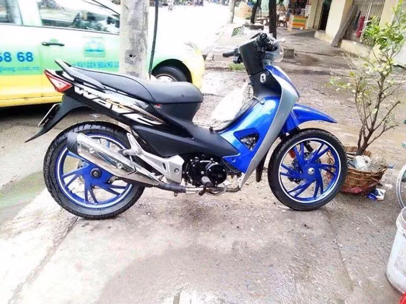 Chủ nhân những chiếc Honda Wave cũng không kém cạnh khi thể hiện chất chơi của mình. Một chiếc Wave độ 1 gắp với mâm xanh lét.