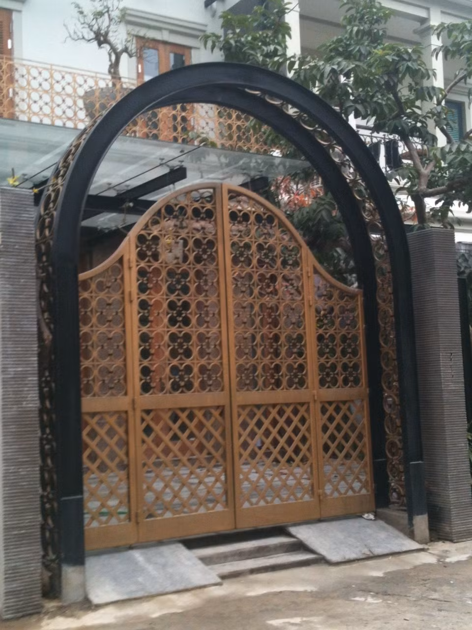 Cổng mái vòm độc đáo cùng tông với biệt thự trong khu Manor.