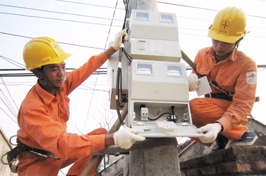 Trong bảng giá cho điện sinh hoạt, khi khách hàng sử dụng từ 301 - 400 kWh thì mức tính từ ngày 1/6 chỉ bằng 154% giá điện bình quân, giảm so với tỉ lệ 155% như hiện nay. Từ trên 401 kWh trở lên, giá điện sinh hoạt vẫn là 159%.