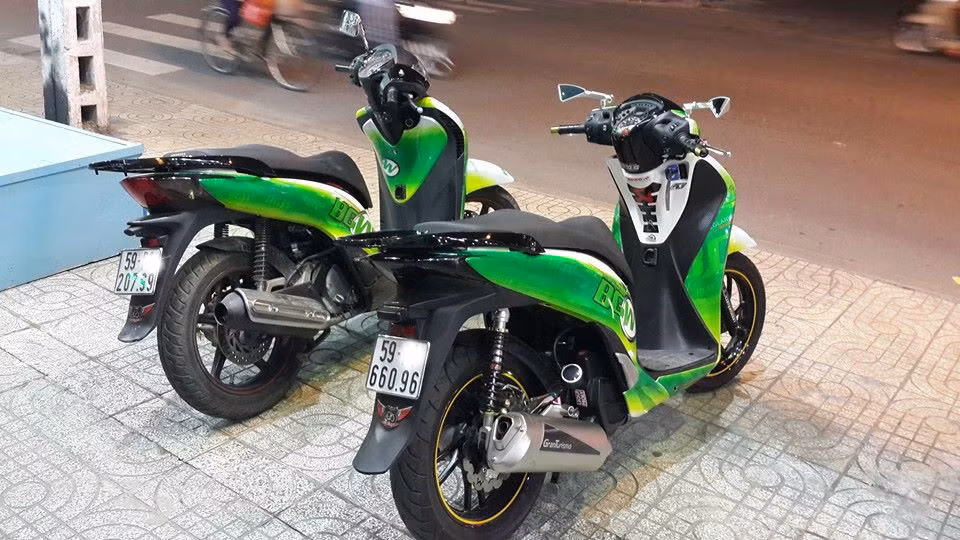Chiếc SH mang biển 66096 khá đẹp được độ cây pô Granturismo hầm hố, dành riêng cho SH 2013 với giá đắt đỏ - gần 10 triệu đồng.