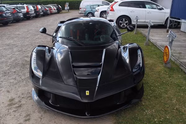 Một chiếc LaFerrari đen huyền bí.