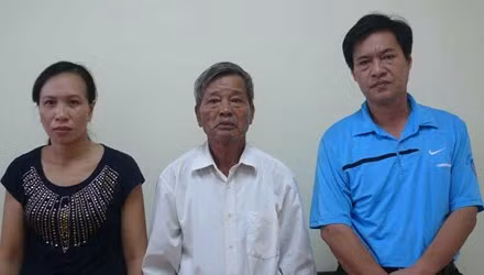 Ba đối tượng bị khởi tố gồm Lê Duy Việt (áo xanh), Nguyễn Công Minh và Nguyễn Thị Hồng Nhung. Ảnh: Tiền phong.