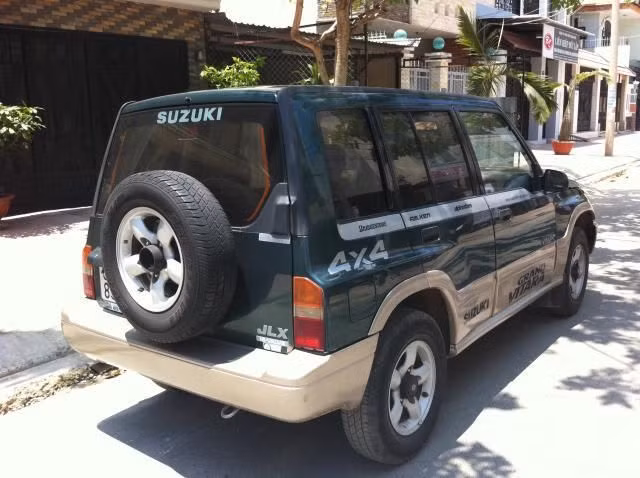 Suzuki Vitara có một số điểm hạn chế như: dung tích động 1.6L không thích hợp cho xe gia đình, gầm cao nên độ bám kém khi ôm cua; nội thất đơn giản không có nhiều trang thiết bị tiện nghi và rất dễ mất giá trong quá trình sử dụng... Giá bán xe Suzuki Vitara đăng ký năm 2005, chạy khoảng 10 vạn km hiện dao động khoảng 250 triệu đồng.