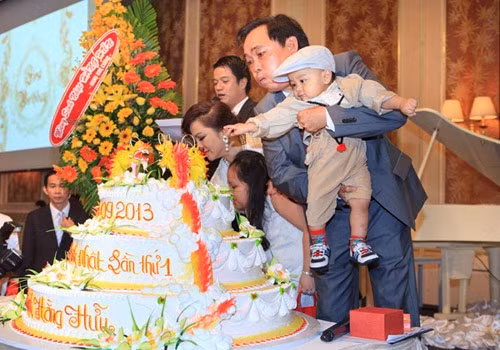 Lúc nào, người ta cũng thấy gia đình ông Dũng quấn quýt bên nhau. Ảnh: Tiệc thôi nôi đình đám của con trai Huỳnh Uy Dũng.