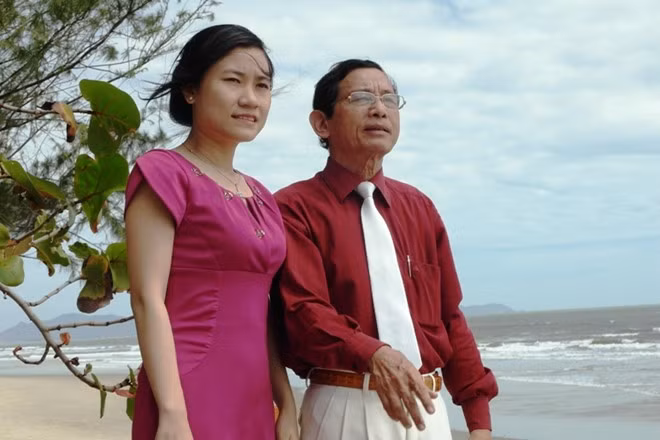 Ông Lê Ân cũng nổi tiếng bởi sự cưng chiều với vợ trẻ. Người ta thường bắt gặp ông và vợ trẻ nắm tay nhau đi dạo, nửa bước không rời.