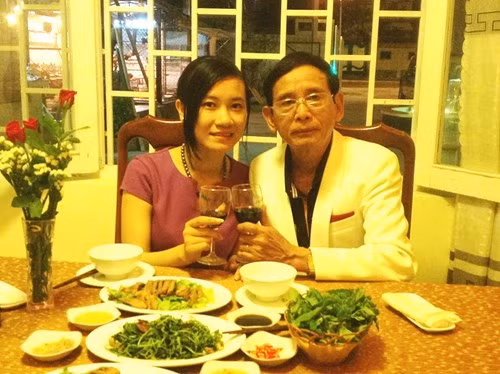 Nổi tiếng bởi các chiến tích, bởi sự chơi ngông và cưới 6 người vợ còn trinh, lão đại gia Lê Ân - chủ khu du lịch Chí Linh (tỉnh Bà Rịa - Vũng Tàu) khiến nhiều người không khỏi ngã ngửa. Hiện tại, ông Lê Ân đang sống rất hạnh phúc bên người vợ thứ 6 kém ông hơn 50 tuổi - cô Mai Thị Mai.