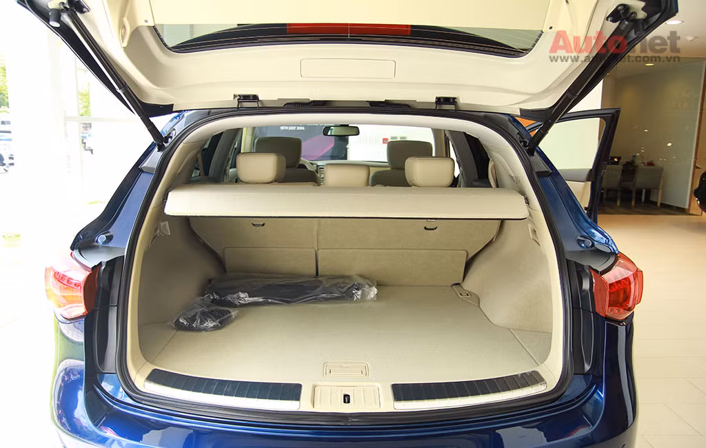 Infiniti QX 70 có giá bán 3,099 tỷ đồng (đã bao gồm thuế GTGT, thuế nhập khẩu, thuế tiêu thụ đặc biệt). Tất cả các xe Infiniti chính hãng đều được hưởng chế độ bảo hành 3 năm hoặc 100.000 km.