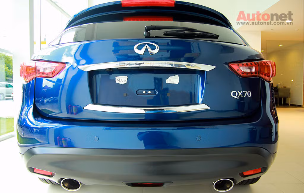 QX70 với kích thước dài x rộng x cao lần lượt là: 4.865 x 1.925 x 1.680 mm. Được trang bị đèn pha kiểu tối màu công nghệ HID bi Xenon tự động tắt/mở. Đèn phanh phía sau và đèn phanh bổ sung đặt trên cánh hướng gió sử dụng công nghệ LED.