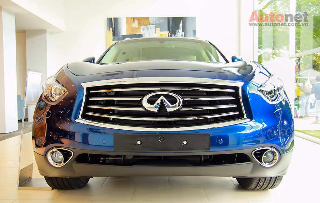 Infiniti QX70 đã và đang làm hài lòng rất nhiều khách hàng Việt với thiết kế sang trọng, thể thao cùng những đường nét bo tròn kết hợp sự tạo hình cơ bắp và những chi tiết mạ crom sáng bóng tinh tế. Và mới đây nhất, khi Infiniti Việt Nam vừa cho xuất hiện mẫu xe QX70 với màu xanh khá bắt mắt và độc đáo.