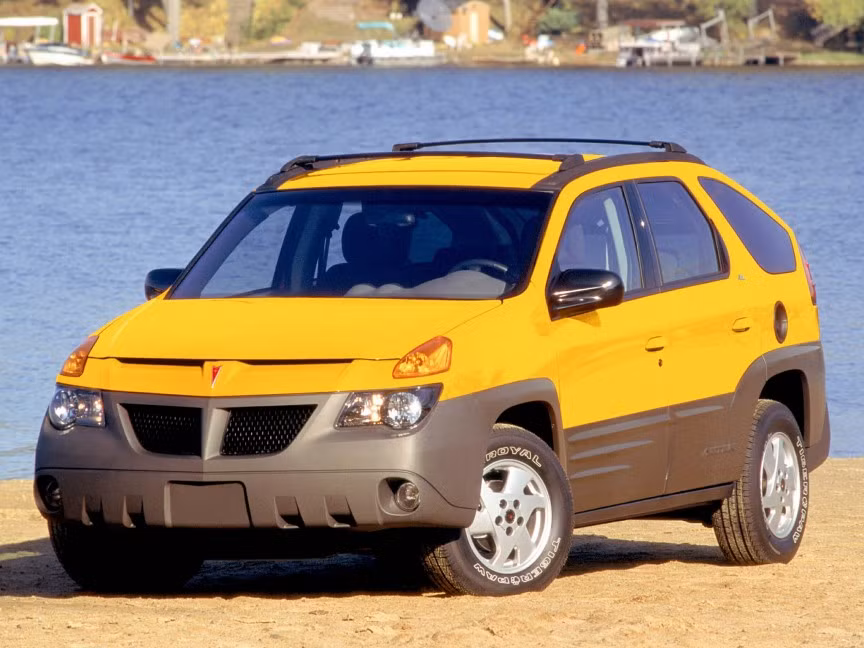 Pontiac Aztek 2001: Chiếc Pontiac Aztek ra đời với 1 lý do duy nhất: giết chết danh tiếng của dòng Pontiac. Không có gì để nói về thiết kế của xe: nó xấu xí, thô kệch và làm bằng nhựa. Nhiều người còn cho rằng mẫu xe này chính là dấu hết cho cả hãng xe.