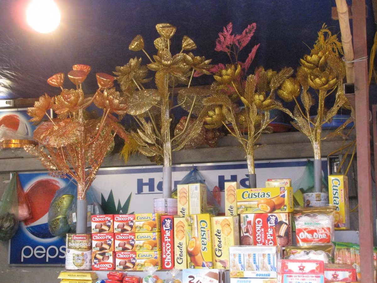 Các khóm sen này tượng trưng cho sự tĩnh tâm có giá từ 300 - 500.000 đồng. Nhiều người cho rằng giá này khá đắt đỏ.