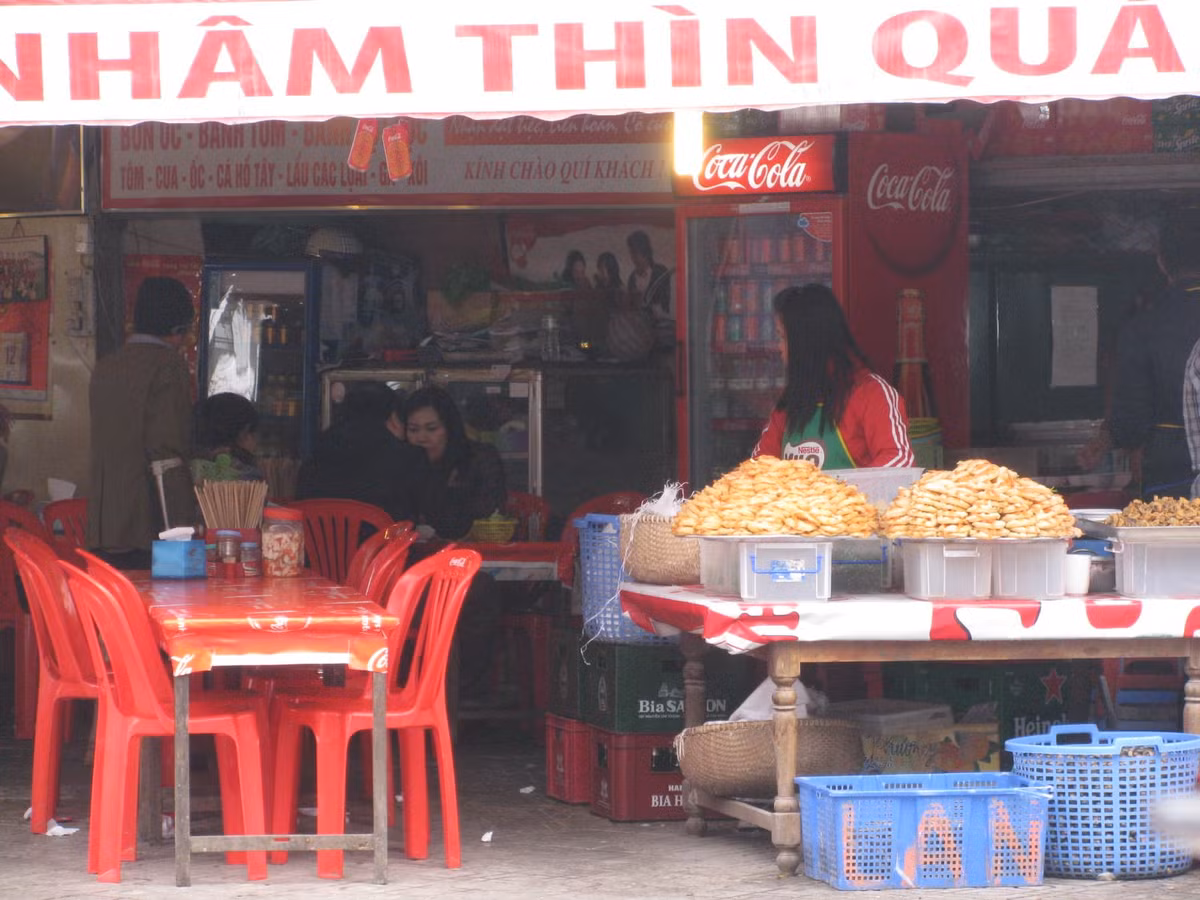 Các cửa hàng bánh tôm Hồ Tây có hẳn một đội quân lùa khách. Nhiều cửa hàng bán tới 50.000 đồng/3 chiếc, trong khi ngày thường chỉ là 30.000 đồng.