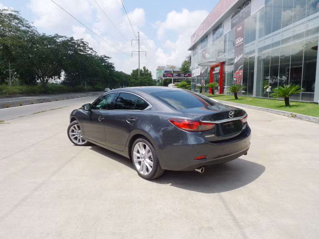 Mazda 6 nổi bật với phong cách thể thao, cá tính dựa trên ngôn ngữ thiết kế Kodo và bộ mâm 19 inch (trên bản 2.5) lớn nhất phân khúc.