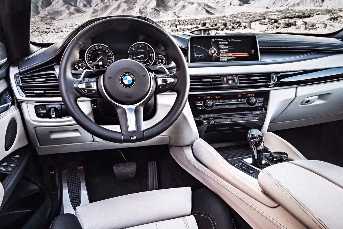 Phiên bản xDrive50i được trang bị động cơ V8 4,4 lít tăng áp cho công suất 445 mã lực tại 5.500-6.000 vòng/phút, mô-men xoắn cực đại 650Nm tại 2.000-4.500 vòng/phút. X6 xDrive50i sử dụng hộp số tự động 8 cấp cùng hệ dẫn động bốn bánh có khả năng tăng tốc từ 0- 96 km/h chỉ trong 4,8 giây.