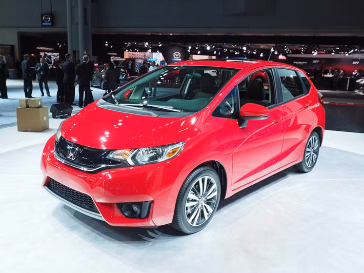 Đứng đầu danh sách 10 xe là chiếc Honda Fit 2015 với ngoại hình tinh tế, nội thất thiết kế linh hoạt nhất đối với một mẫu xe subcompact, giá cả phải chăng.