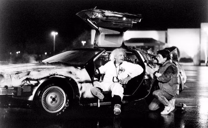 Delorean DMC 12, xe trong phim "Back to the Future 1/2/3". Chiếc xe từng làm bùng nổ nhiều rạp phim những năm 1980 bởi vai trò cỗ máy thời gian khiến chiếc xe gây tò mò rất lớn.