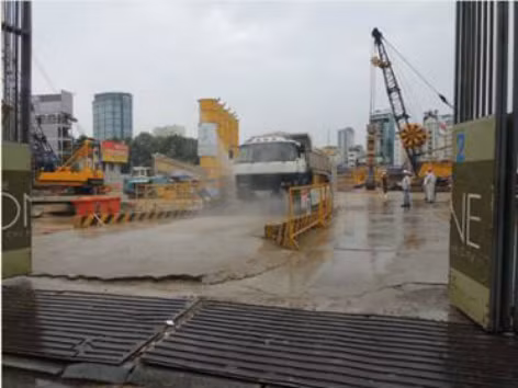 Yêu cầu này của TP HCM xuất phát từ việc thi công tòa tháp đôi đã để xảy ra nhiều sự cố tai nạn. Trong 2 tháng vừa qua, tại khu vực thi công này đã xảy ra 2 vụ tai nạn gây ảnh hưởng tới người đi đường và công trình xung quanh. Ảnh: Hiện trường thi công tòa tháp đôi The One.