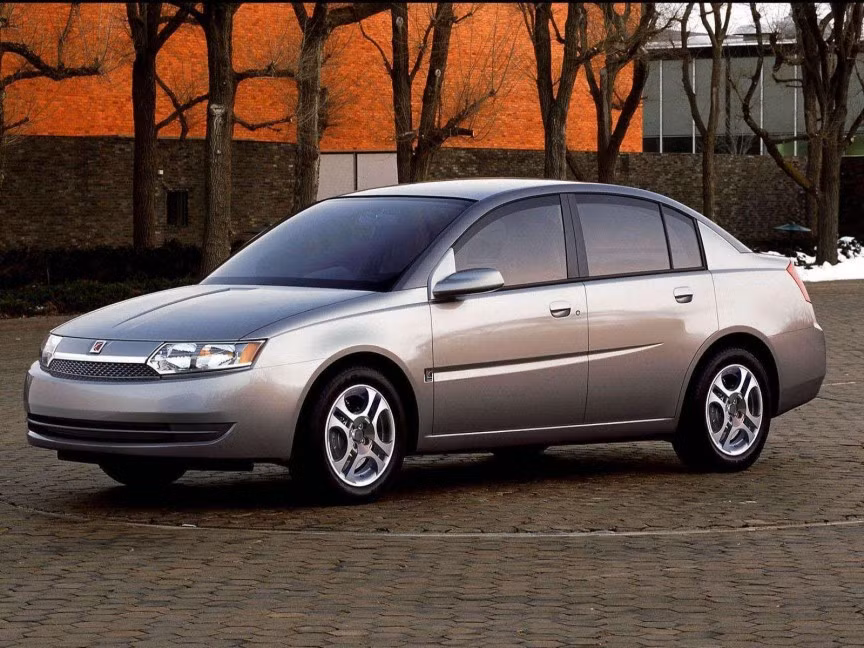 Saturn Ion 2003: là một thảm họa thiết kế của các kỹ sư GM. Xe không chỉ có vẻ ngoài tròn lẳng một cách buồn cười mà còn có một không gian nột thất tệ hại. Nội thất vô cùng xấu xí với nhiều chi tiết bằng nhựa rẻ tiền và lại còn không thoải mái cho người sử dụng.