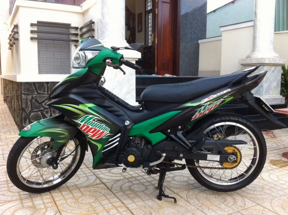 Cặp mâm zin với vành đúc của xe được thay thế bằng bánh căm, vừa đẹp vừa nhẹ xe.