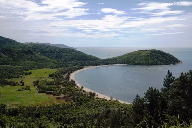 Cũng trong dịp này, Saigontourist có tour đặc biệt khác tham quan danh thắng Vũng Chùa, viếng mộ Đại tướng Võ Nguyên Giáp, trong chùm tour TP HCM - Đà Nẵng - Hội An - Động Thiên Đường - Vũng Chùa - Huế trong 5 ngày với giá chỉ 7,8 triệu đồng.