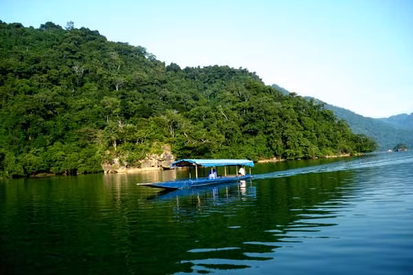 Phục vụ kỳ nghỉ lễ 30/4, Saigontourist còn mở chùm tour hàng không tiết kiệm đến 4 triệu đồng, khởi hành liên tục từ 30/4 - 3/5 từ TP HCM, với giá ưu đãi tốt hơn cả tour ngày thường như: Hà Nội - Ninh Bình - Hạ Long 4 ngày, từ 7,35 triệu đồng (tiết kiệm 3,37 triệu đồng); Bắc Kạn - Hồ Ba Bể - Cao Bằng - Động Ngườm Ngao - Thác Bản Giốc 5 ngày, 8,55 triệu đồng (tiết kiệm 3,27 triệu đồng)... Ảnh: Hồ Ba Bể.
