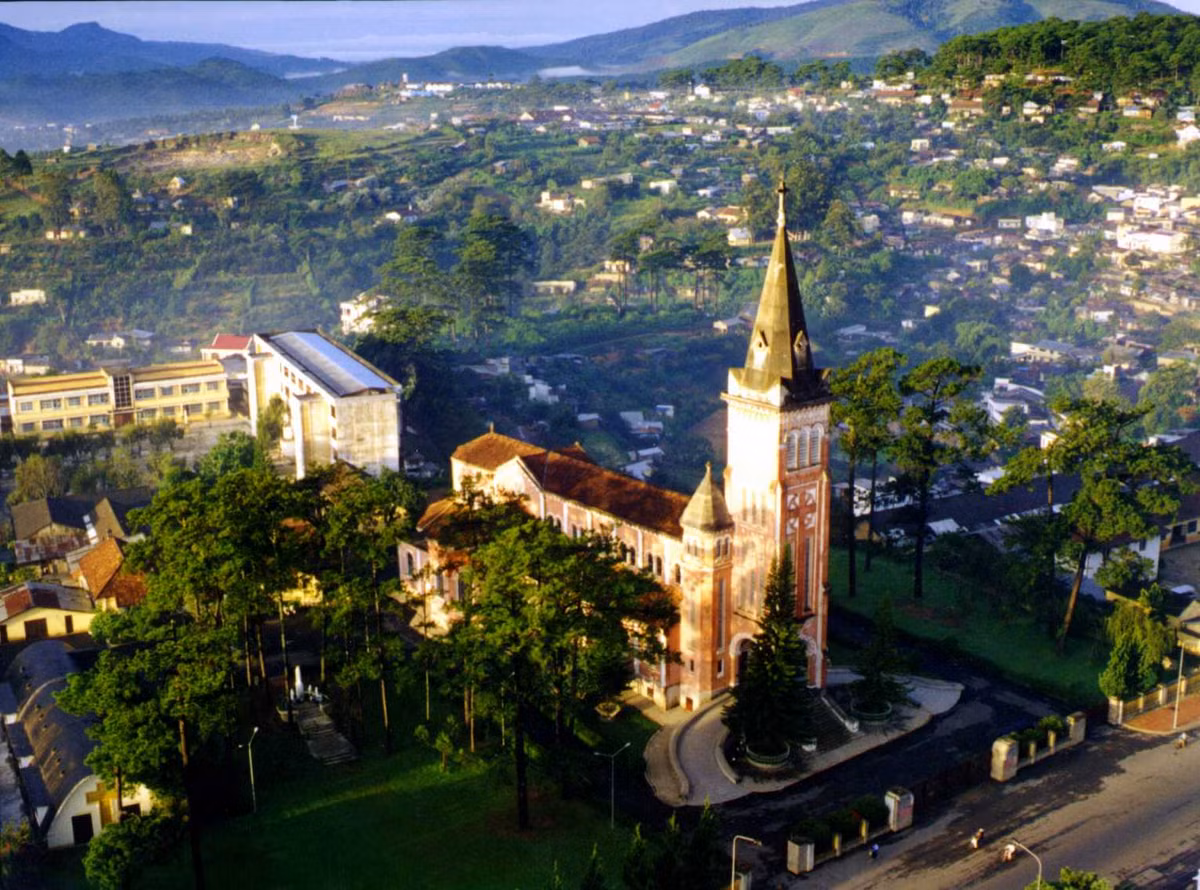 Công ty du lịch Vietravel cũng đưa ra nhiều tour hấp dẫn. Trong đó, các tour khởi hành từ Cà Mau tới các địa điểm Nha Trang, Đà Lạt, Phú Quốc Đảo Ngọc, Campuchia đồng giá chỉ 3,599 triệu đồng (khởi hành ngày 30/4, thời gian đi từ 3-4 ngày). Ảnh: Cảnh đẹp ở Đà Lạt.