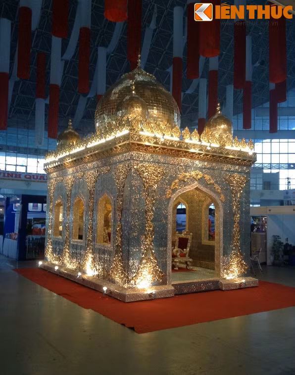 Cung điện lấy cảm hứng thiết kế từ Cung điện Tajmahal của Ấn Độ. Toàn bộ hoa văn của cung điện được thiết kế và tạo hình theo phong cách hoa văn đương đại và cổ điển của lối kiến trúc Hồi giáo, kết hợp với vàng tạo nên vẻ đẹp quyền quý. Mục đích của việc xây dựng cung điện này là hiện thực hóa một công trình xa hoa và tầm cỡ như trong trí tưởng tượng.
