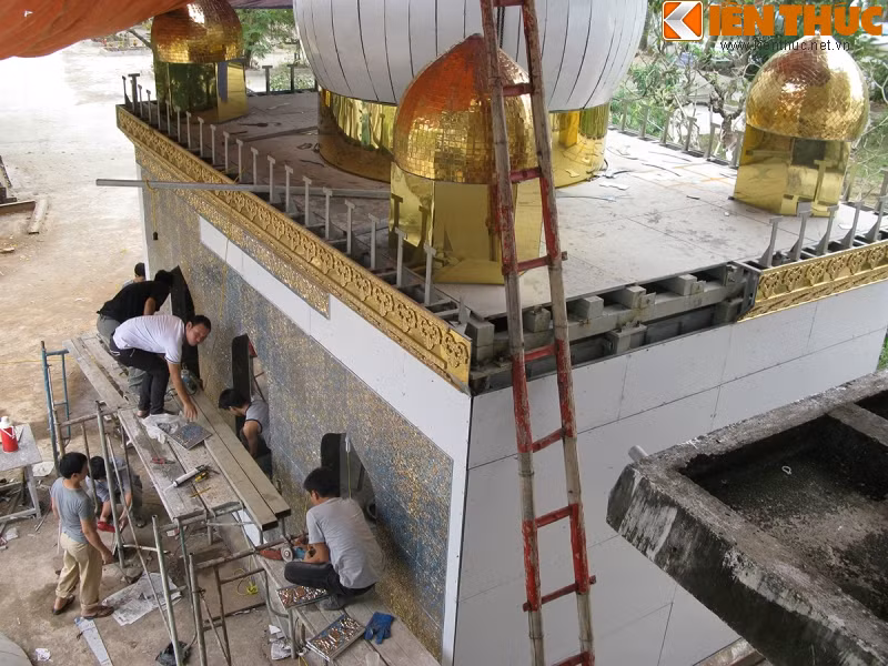 Cung điện được xây dựng vào tháng 5/2013 và mất 5 tháng để hoàn thiện, bao gồm các công đoạn từ thiết kế, điêu khắc, sản xuất sứ... tới thi công và lắp đặt. Các bộ phận phụ trách các công đoạn phải liên tục làm việc để đảm bảo tiến độ của công trình.