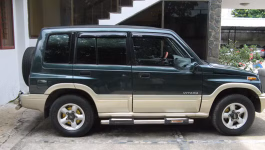 Suzuki Vitara 2 cầu sản xuất cuối năm 2004, biển V và chạy trên 5 vạn km giá từ 220 đến 270 triệu đồng. Xe có động cơ phun xăng điện tử 4 xi-lanh, dung tích 1.6, công suất 95 mã lực. Vitara tiêu thụ nhiên liệu 8L/100km đường trường, 11L/100km đường phố. Suzuki Vitara có khả năng thích hợp cho nhiều kiểu đường của Việt Nam. Vitara không có đối thủ ở tầm giá này, ngoại trừ Ssangyong Musso máy dầu nhưng đời cũ hơn.