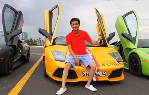 Cường Đô la tên thật là Nguyễn Quốc Cường, hiện là Phó tổng giám đốc Công ty Quốc Cường Gia Lai nhưng nổi tiếng với thú đam mê siêu xe đẳng cấp, tiền tỷ. Quốc Cường cho biết, với anh cái tên Cường Đô la chưa bao giờ tồn tại, đó chỉ là cách gọi của những người trên mạng và bản thân anh gặp không ít rắc rối với biệt danh này. Trong bộ sưu tập xe của Cường có những tên tuổi đình đám như: Ferrari, Rolls Royce, Lamborghini...