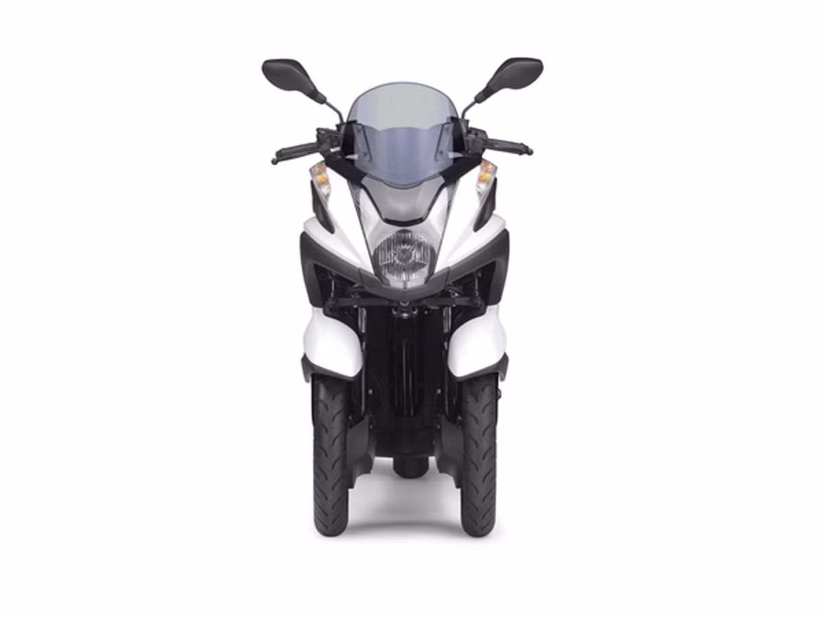 Tricity được trang bị động cơ 4 thì dung tích 125cc, làm mát bằng dung dịch, cho công suất 10,9 mã lực và mô-men xoắn 10,4 Nm. Hệ thống treo liên kết hình bình hành ở 2 bánh trước của Tricity với 4 phuộc chia đều cho hai bên. Bộ bánh trước của Yamaha Tricity có đường kính 14 inch.